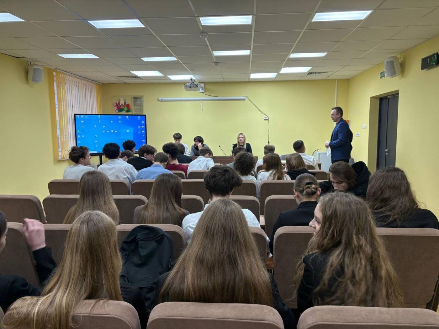 Будущие инженеры за одним столом. В гимназии Минска студенты ПСФ пообщались с учащимися инженерных классов